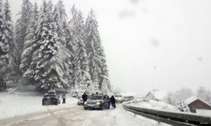 Vozači, oprez zbog poledice: Pojačan saobraćaj ka ski-centrima u BiH