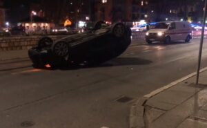 Težak sudar tri automobila: Nakon udesa jedno vozilo završilo na krovu VIDEO