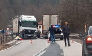 Obustavljen saobraćaj: Tešak sudar dva kamiona i auta