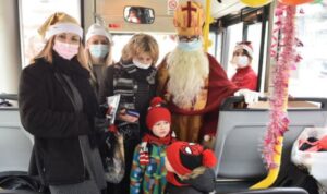 Na radost najmlađih: Praznična vožnja sa Svetim Nikolom i Djeda Mrazom