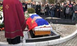 Mnoge kolege došle na sahranu: Tihomir Arsić ispraćen uz zvuke pjesme “Tamo daleko”