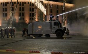 Haos u Tirani: Novi sukobi demonstranata i policije VIDEO