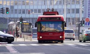 Stravična scena u Beogradu: Čovjek leži na šinama dok tramvaj nailazi VIDEO