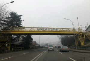 “Kosovo je Srbija”: Transparenti osvanuli na nadvožnjacima i pasarelama u Banjaluci FOTO