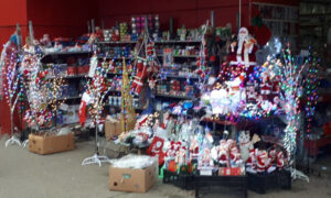 “Ma nigdje nikoga”: Opala prodaja novogodišnjih ukrasa na banjalučkoj Tržnici, trgovci očajni