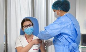 Imunizacija protiv zaraze: Medicinski radnici u Srpskoj već primaju i treću dozu