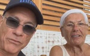 Glumac oduševio: Van Dam đuska sa majkom na plaži VIDEO