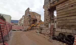 Zgrada u “fazi raspadanja”: Srušio se dio zida bivše opštine, više osoba povrijeđeno