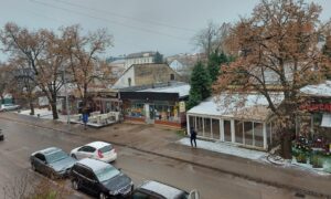 Banjaluka “u bojama” zime: Temperatura “štipa” za nos, prve bijele pahulje prekrile grad FOTO