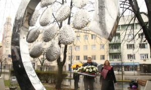 Delegacija kabineta predsjednika Srpske položila vijenac na Spomenik banjalučkim bebama