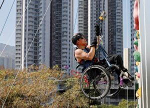 Planinar u invalidskim kolicima i dalje osvaja visine, i to u dobrotvorne svrhe VIDEO