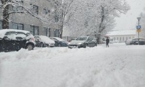Snijeg opet iznenadio: Zametene ulice Banjaluke VIDEO