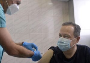 Zavrnuli rukave: Dačić i Vulin prvi primili rusku vakcinu
