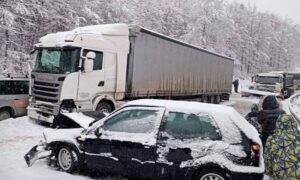 Snijeg “okovao” komšiluk: Bez struje 17 sela, kolaps na putu do Zlatibora FOTO