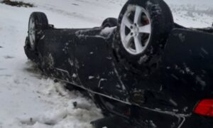 Vozači, oprez, putevi u BiH nisu bezbjedni: “Audi” izletio sa kolovoza i završio na krovu