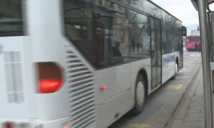 Krenuli da obilježe Zadušnice! Autobus sa 50 Srba vraćen iz Kosovske Mitrovice za Beograd