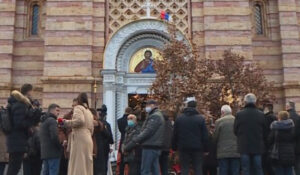 Tradicionalno pronesen ulicama: Svečano dočekan badnjak i unesen u Hram Hrista Spasitelja