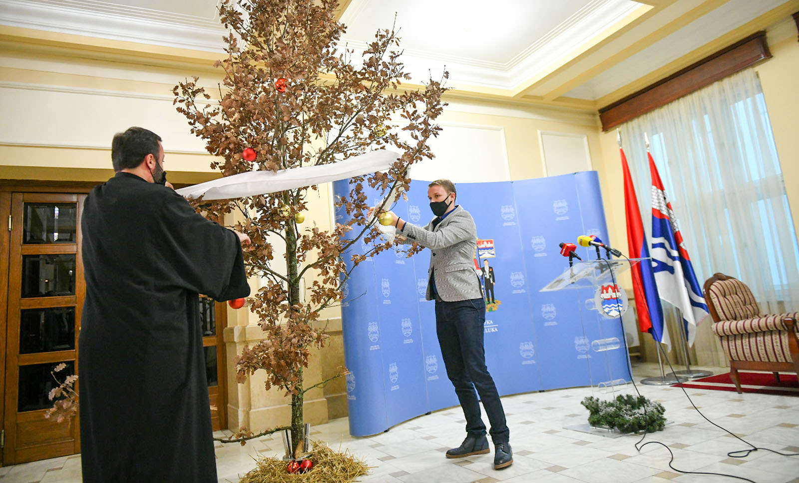 Po prvi put! Badnjak osveštan i unesen u Gradsku upravu, Stanivuković zadovoljan FOTO