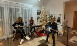 Željko Bebek pjeva sa sinom i kćerkom: Dokaz da iver ne pada daleko od klade VIDEO