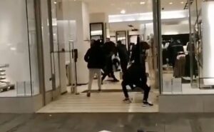 Haos u Beogradu: Opljačkali butik u Knez Mihailovoj, napali obezbjeđenje prodavnice VIDEO