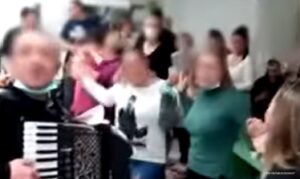 “Isplivao” skandalozan snimak: Harmonika, alkohol i pjesma u kovid bolnici VIDEO