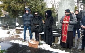 Ceca u crnini na groblju sa sinom i kćerkom: Pomen povodom 21 godine od smrti Arkana