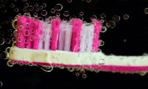 “Dom” više od 100 miliona bakterija: Zubar pojasnio kako da čistimo četkicu za zube