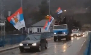 Zapaljenim bakljama obilježili Badnji dan: Građani se sponatno okupili na ulicama, nose zastave VIDEO