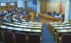 Bez poslanika opozicije: Ponovo usvojeni zakoni koje je Đukanović vratio parlamentu