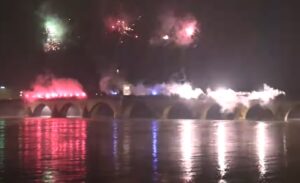 Veličanstven prizor na čuvenom mostu: Ovako su Delije čestitale rođendan Republici Srpskoj VIDEO