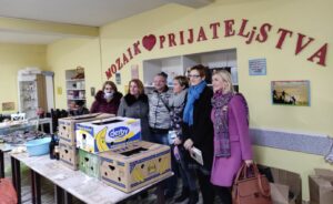 Obradovale korisnike za praznike: Aktiv žena SDS Banjaluka uručio donaciju javnoj kuhinji