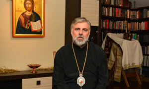 Da srce pukne! Episkop Grigorije usred liturgije saznao da mu je umrla majka VIDEO