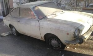 Automobil parkiran čak 30 godina: Rušili garažu i u njoj pronašli stari “fiat”