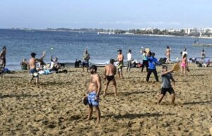 Vruć vjetar u Grčkoj: 28 stepeni, ljudi uživaju na plažama