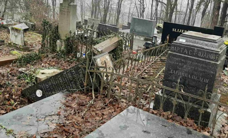 Tužan prizor! Od posljedica zemljotresa uništeno pravoslavno groblje FOTO