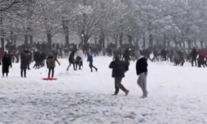 Podsjeća nas na djetinjstvo: Ovako je izgledalo prvo snimljeno grudvanje VIDEO    