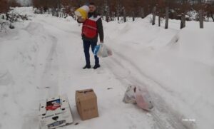 Gazio kroz snijeg: Pješačio dva kilometra da bi porodici donio brašno i pelene za bebe