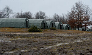 Pomoć migrantima! Stigli kreveti i dušeci za šatore u kampu “Lipa”