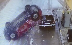 Nevjerovatna nesreća: Vozač automobilom uletio na benzinsku i završio na krovu VIDEO