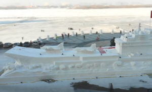 Nevjerovatan poduhvat entuzijasta! Kinezi napravili nosač aviona od snijega VIDEO