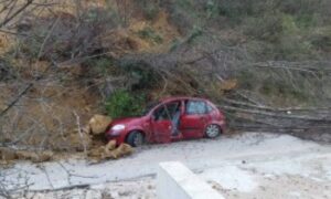 Drama na putu – oprezno! Dio brda srušio se na vozila, ima povrijeđenih