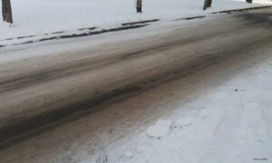 Snijeg usporio saobraćaj: Vozačima se savjetuje da vožnju prilagode uslovima na putu