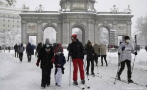 Neki čak skijaju ulicama: Ovako su Madriđani doživjeli snijeg poslije mnogo godina VIDEO