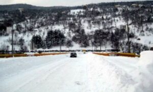 “Smetovi su veći od metar”: Zbog snijega “odsječeno” selo u BiH, ljudi nemaju ni struje
