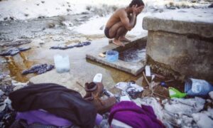 Da se smrzneš! Migrant se kupa u potoku jer je voda u kampu zaledila na minus 14