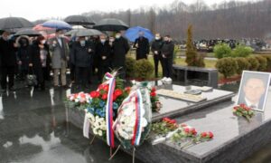 “Neizbrisiv trag u postojanju Srpske”: Položeni vijenci na spomenik bivšem predsjedniku Jeliću