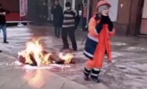 Uznemirujući video! Muškarac se polio benzinom i zapalio u centru Moskve VIDEO