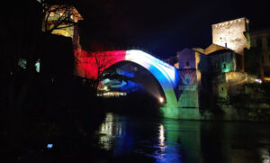 Mostar odao počast žrtvama razornog zemljotresa: Stari most prvi put u bojama Hrvatske