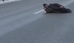 Auta jure oko njega: Muškarac leži nasred auto-puta VIDEO
