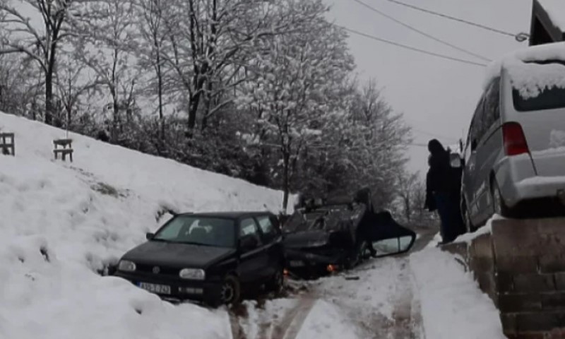 Oprez za volanom! Automobil sletio s puta, udario u parkirana vozila i prevrnuo se na krov